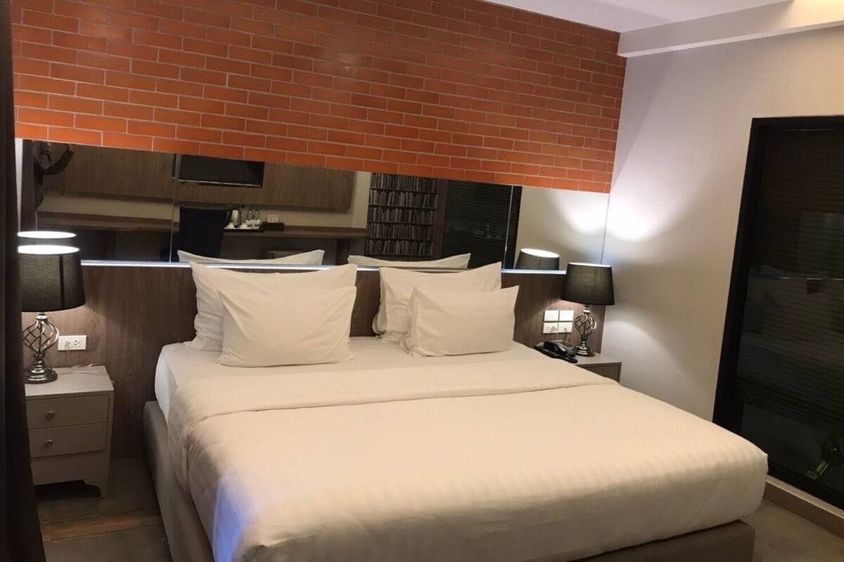Executive Deluxe Room, Balcony | Premium bedding, pillowtop beds, in-room safe, laptop workspace
