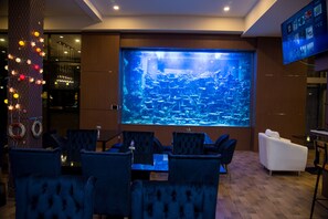 Frühstück, Mittagessen, Abendessen, lokale und internationale Küche