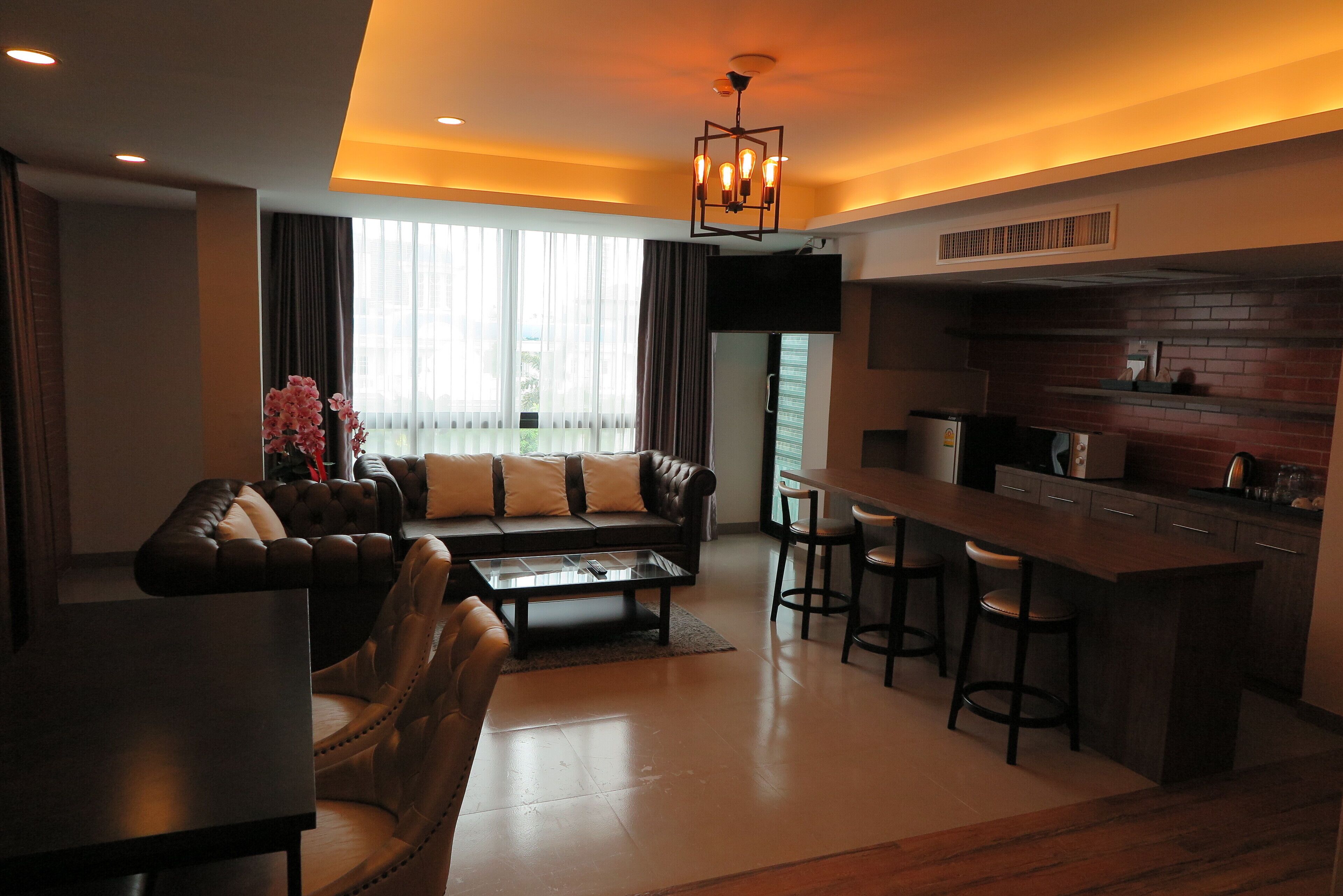 Executive Suite, 2 Bedrooms, Kitchenette, Pool View