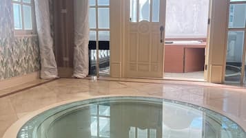 Skywalk Suite | Coin séjour | Télévision LCD de 40 pouces avec chaînes par satellite, télévision