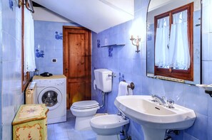 Apartment, 1 Bedroom (Location: Via del Corno 8) | Bathroom | Shower, hair dryer, bidet, towels - Corno Superior (Florence)