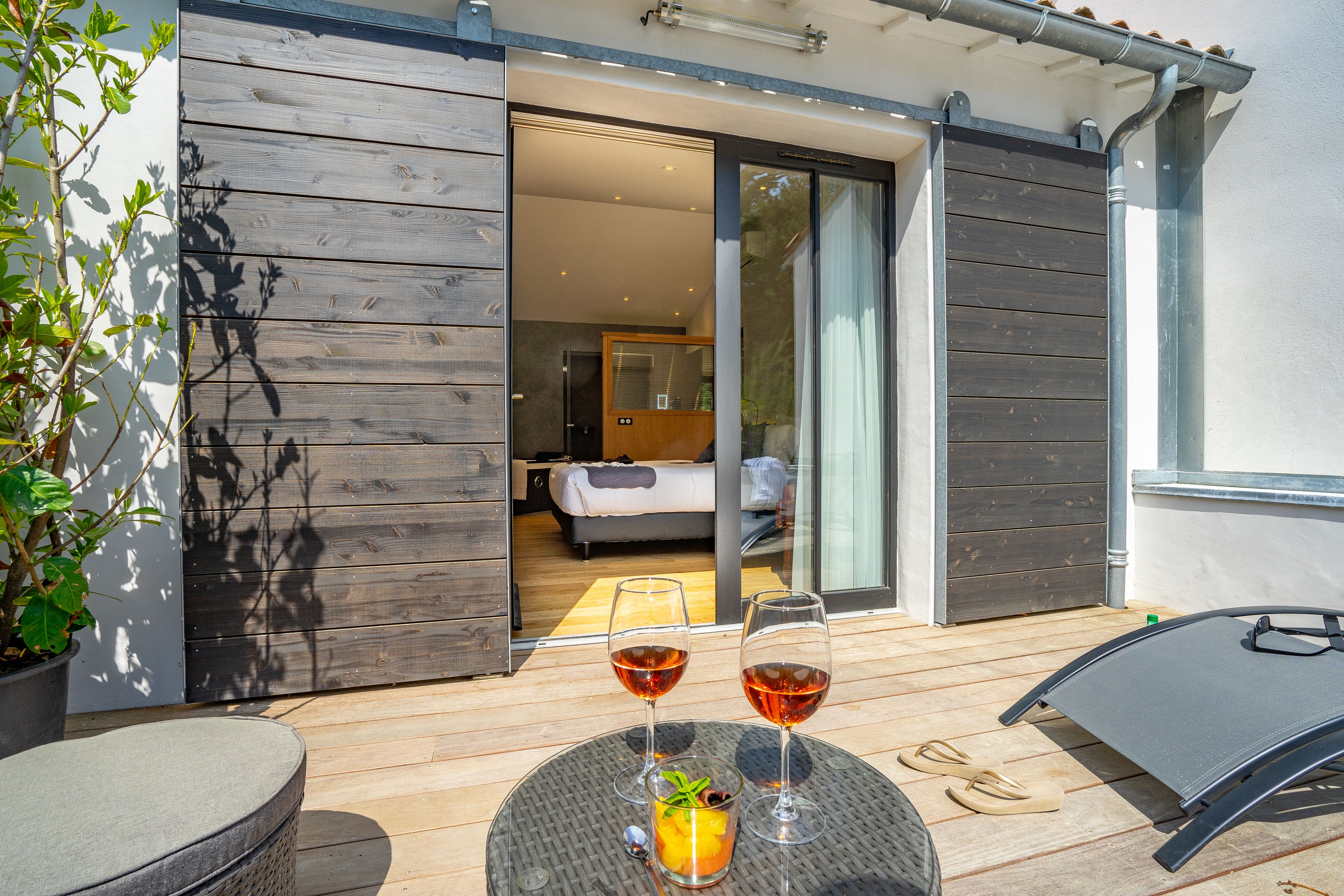 Suite (Balneo / Balnéo) | Luxe beddengoed, bedden met traagschuimmatras, een minibar