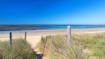 Una spiaggia nelle vicinanze