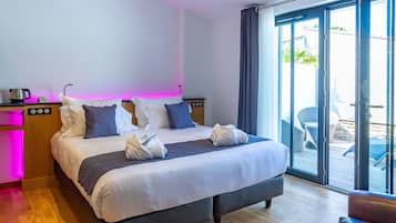 Deluxe kamer | Luxe beddengoed, bedden met traagschuimmatrassen, een minibar