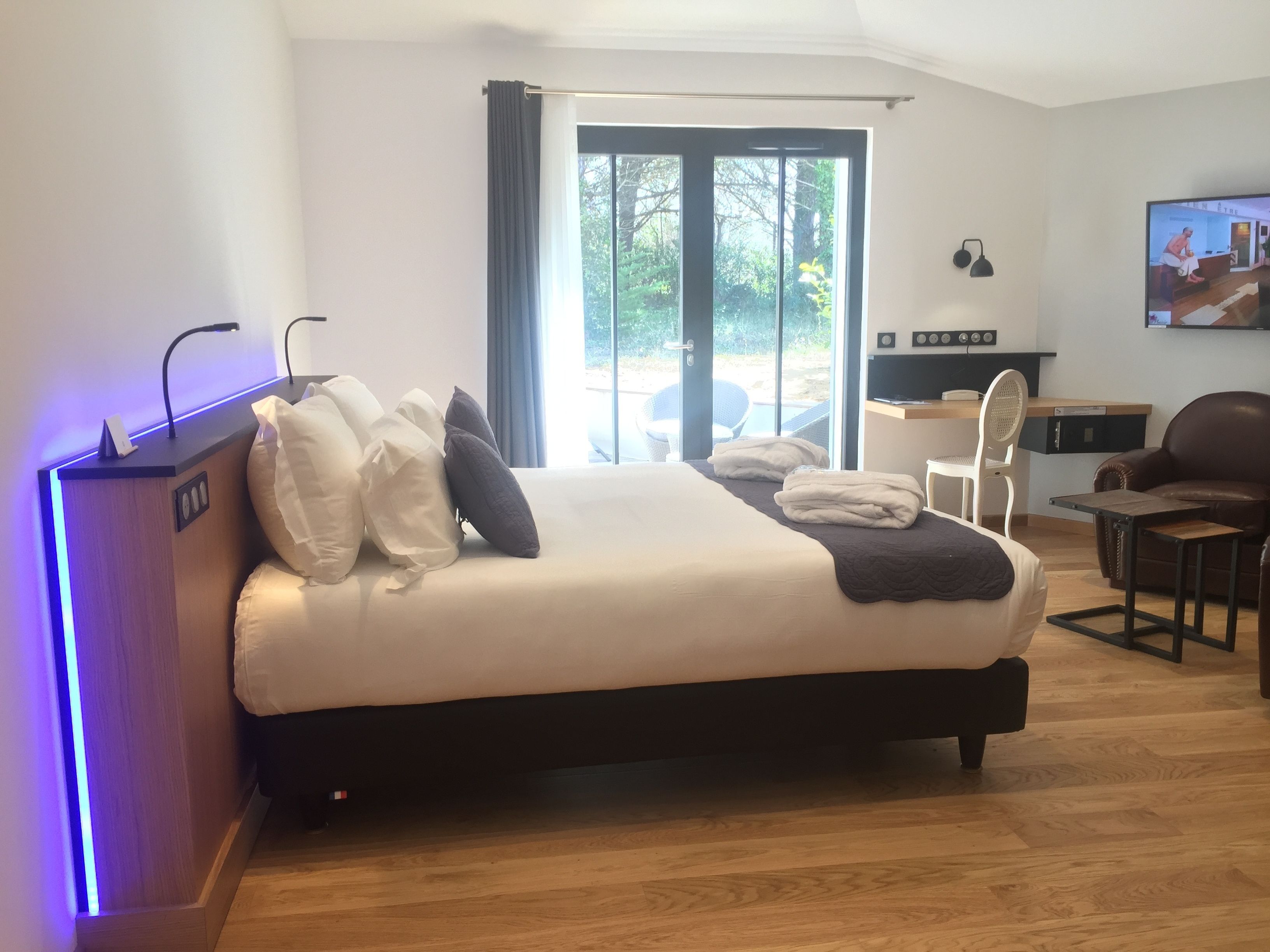 balneo suite  | premium bedding, memory-foam beds, minibar, in-room safe