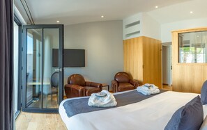 Habitación con 1 cama doble o 2 individuales | Ropa de cama de alta calidad, colchones viscoelásticos, minibar