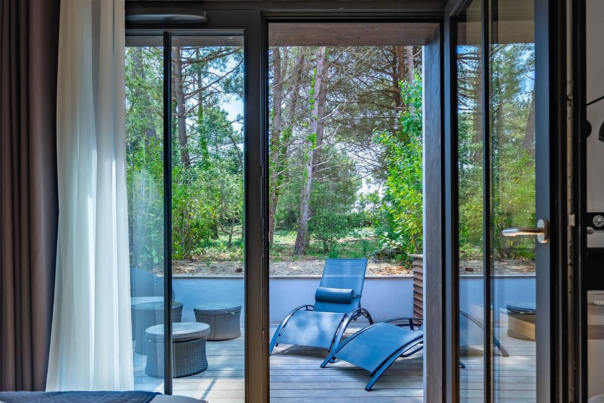 Ropa de cama de alta calidad, colchones con efecto memoria y minibar 