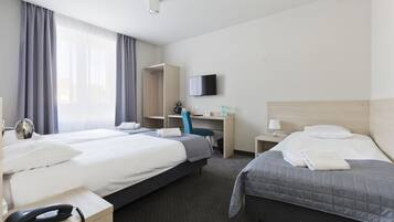 Triple Room | In-room safe, desk, iron/ironing board, free WiFi