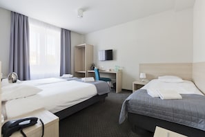 Triple Room | In-room safe, desk, iron/ironing board, free WiFi - Hotel Silver (Bydgoszcz)