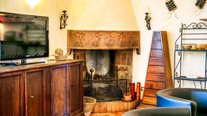 Un salon chaleureux avec une cheminée, des meubles en bois et un téléviseur.