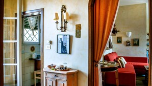 Un salon chaleureux avec un canapé rouge, un meuble en bois et une table à manger.
