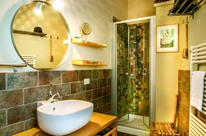 Exclusive-Apartment, 2 Schlafzimmer (Location: Piazza Santo Stefano 2) | Badezimmer | Dusche, Haartrockner, Bidet, Handtücher