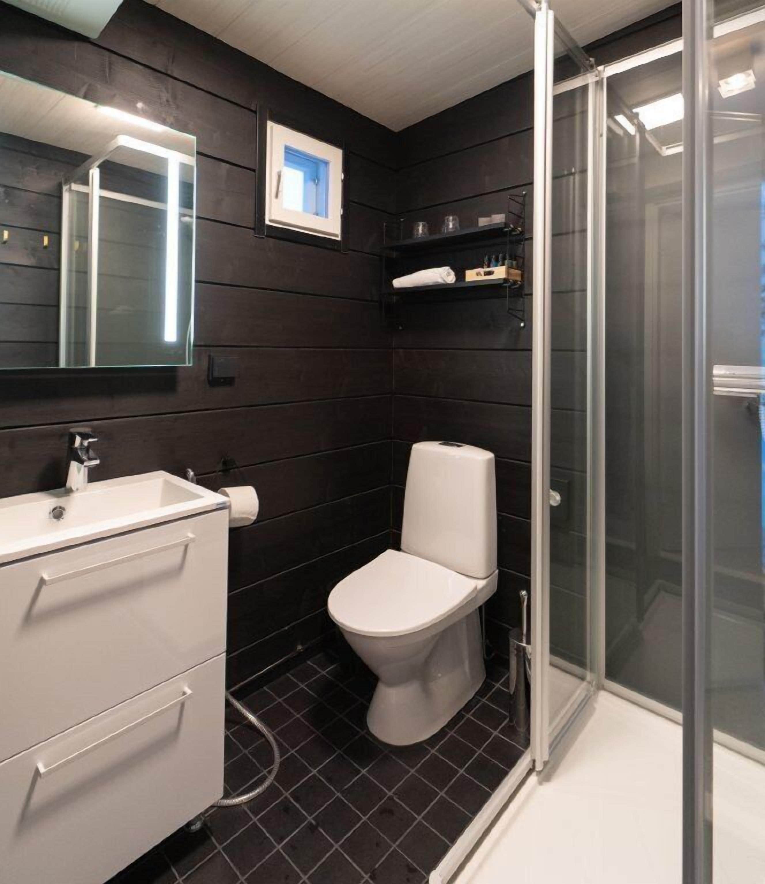sky view cabin standard | bathroom | shower, free toiletries, hair dryer, heated floors