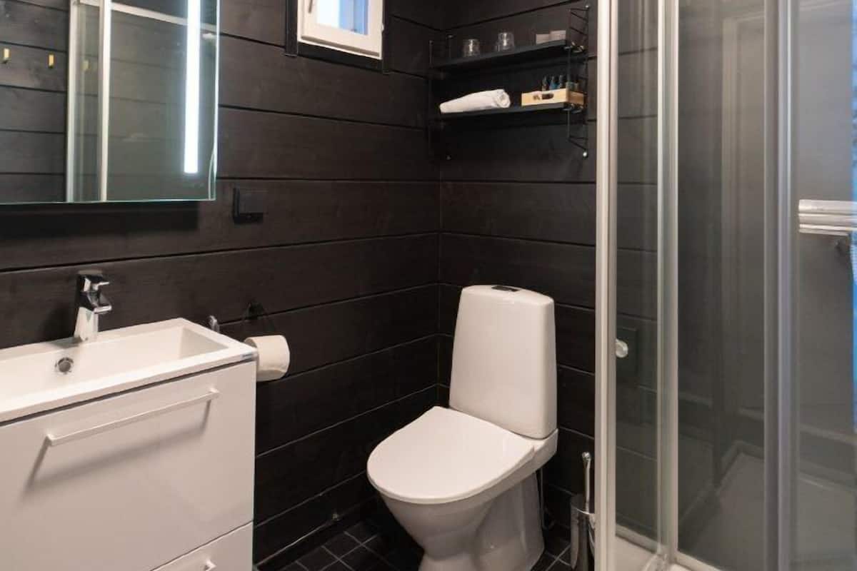 sky view cabin standard | bathroom | shower, free toiletries, hair dryer, heated floors