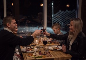 منطقة تناول الطعام للأسر