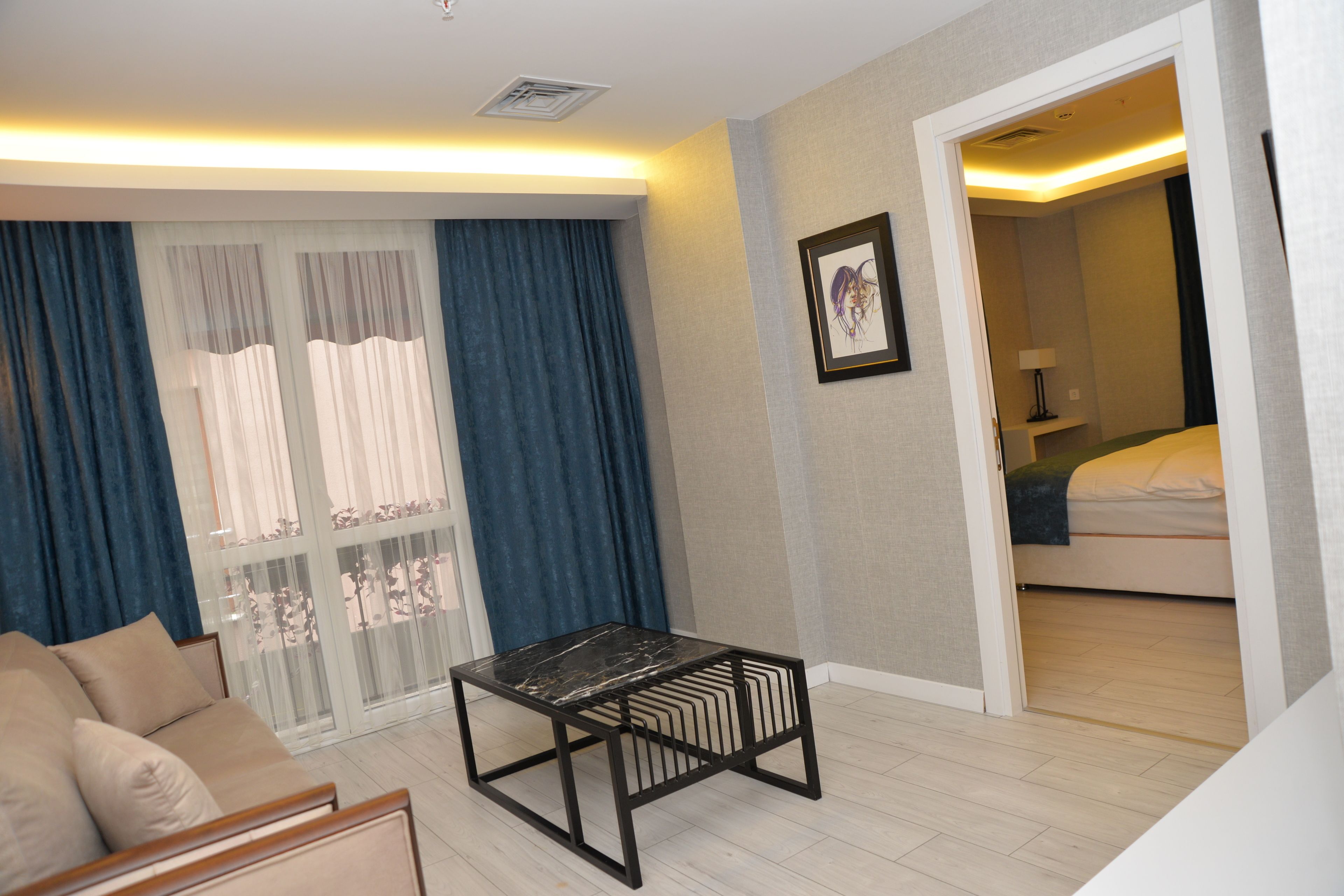 deluxe suite, 2 bedrooms, 2 bathrooms | living area | flat-screen tv