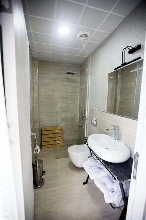 Standard Suite, 1 Bedroom | Bathroom | Free toiletries, hair dryer, slippers, bidet - Gardenya Suit Hotel (Trabzon)