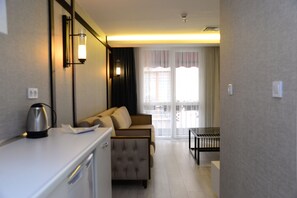 Superior Suite, 1 Queen Bed with Sofa bed, City View | Living room | Flat-screen TV - Gardenya Suit Hotel (Trabzon)