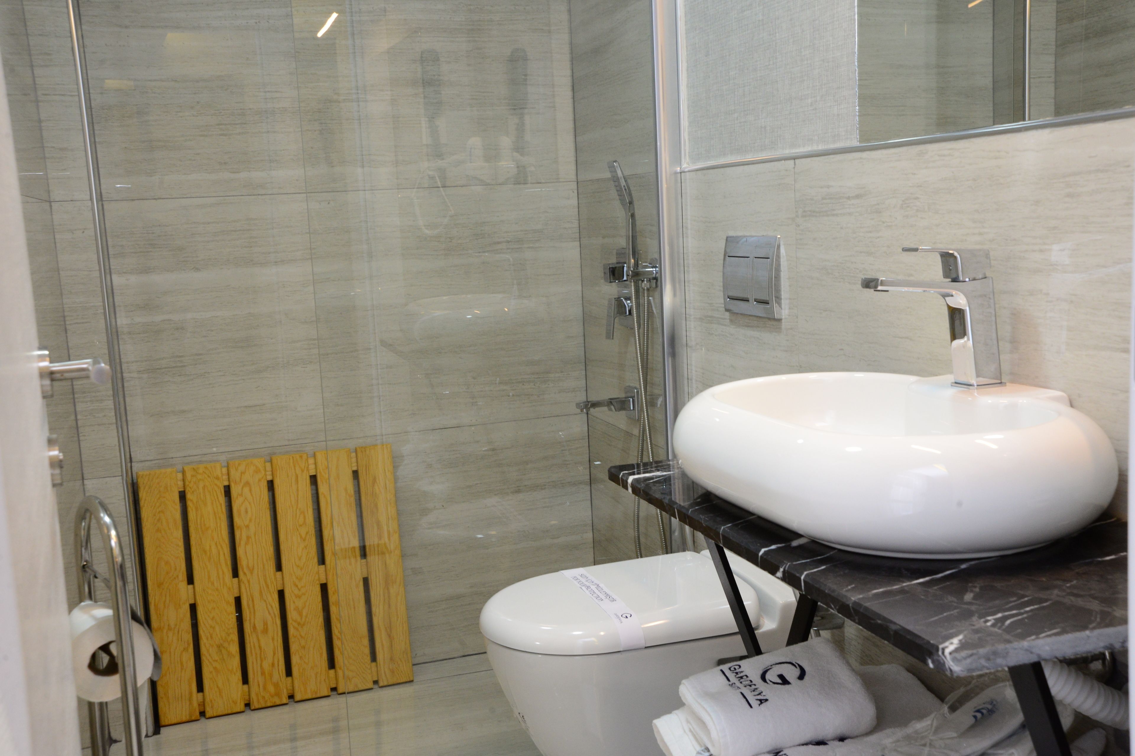 superior suite, 1 queen bed with sofa bed, city view | bathroom | free toiletries, hair dryer, slippers, bidet