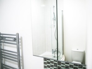 Erillinen kylpyamme ja suihku, hiustenkuivaaja, pyyhkeet, sampoo