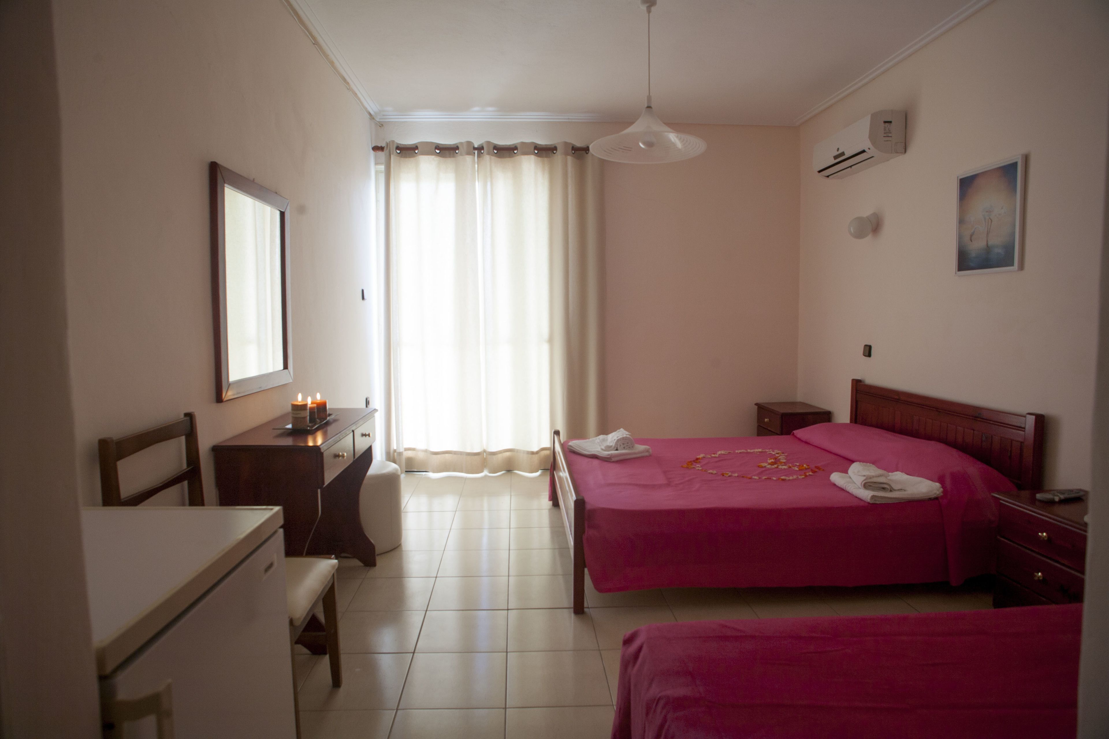 triple room | iron/ironing board, free cots/infant beds, free wifi, bed sheets