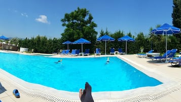 Piscina externa, guarda-sóis, espreguiçadeiras