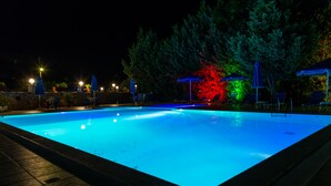 Outdoor pool, pool umbrellas, pool loungers - Francisco Hotel (Messini)