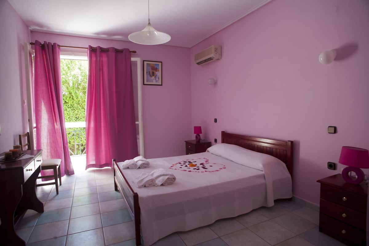 Een strijkplank/strijkijzer, gratis babybedden, gratis wifi, beddengoed