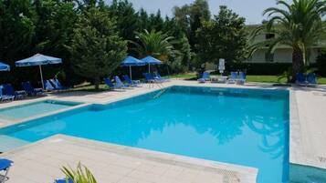 Piscina externa, guarda-sóis, espreguiçadeiras