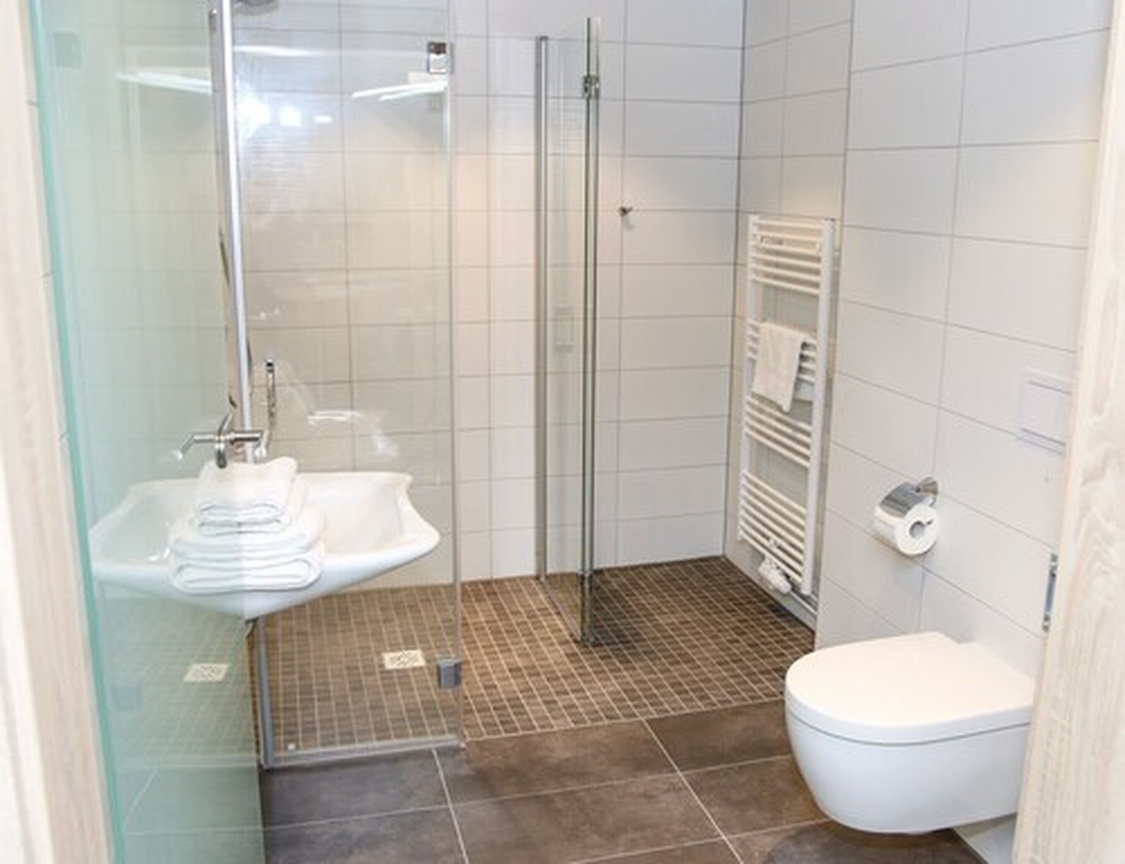 Comfort-værelse til 3 personer - 1 soveværelse - handicapvenligt | Faciliteter på badeværelset | Bruser, hårtørrer, håndklæder, Sæbe