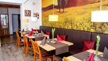 Frühstück und Abendessen, internationale Küche