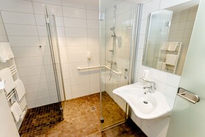Habitació triple Comfort, 1 dormitori, accessible | Bany | Dutxa, assecador de cabells, tovalloles i sabó 