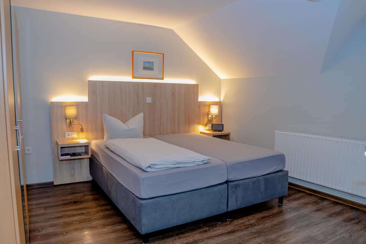 classic double room single use, 2 single beds | 1 bedroom, blackout curtains, soundproofing, free wifi