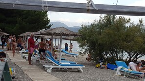 White sand, sun loungers, beach umbrellas, beach bar - Ionio Hotel (Lefkada)