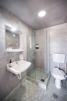 Ducha, artículos de tocador gratuitos, toallas