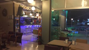 供应早餐、午餐和晚餐