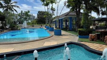 Una piscina al aire libre (de 09:00 a 21:00), tumbonas