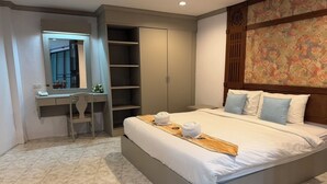 A bedroom with a bed, a desk, and a wardrobe. - Blue Garden Resort Pattaya (Pattaya)