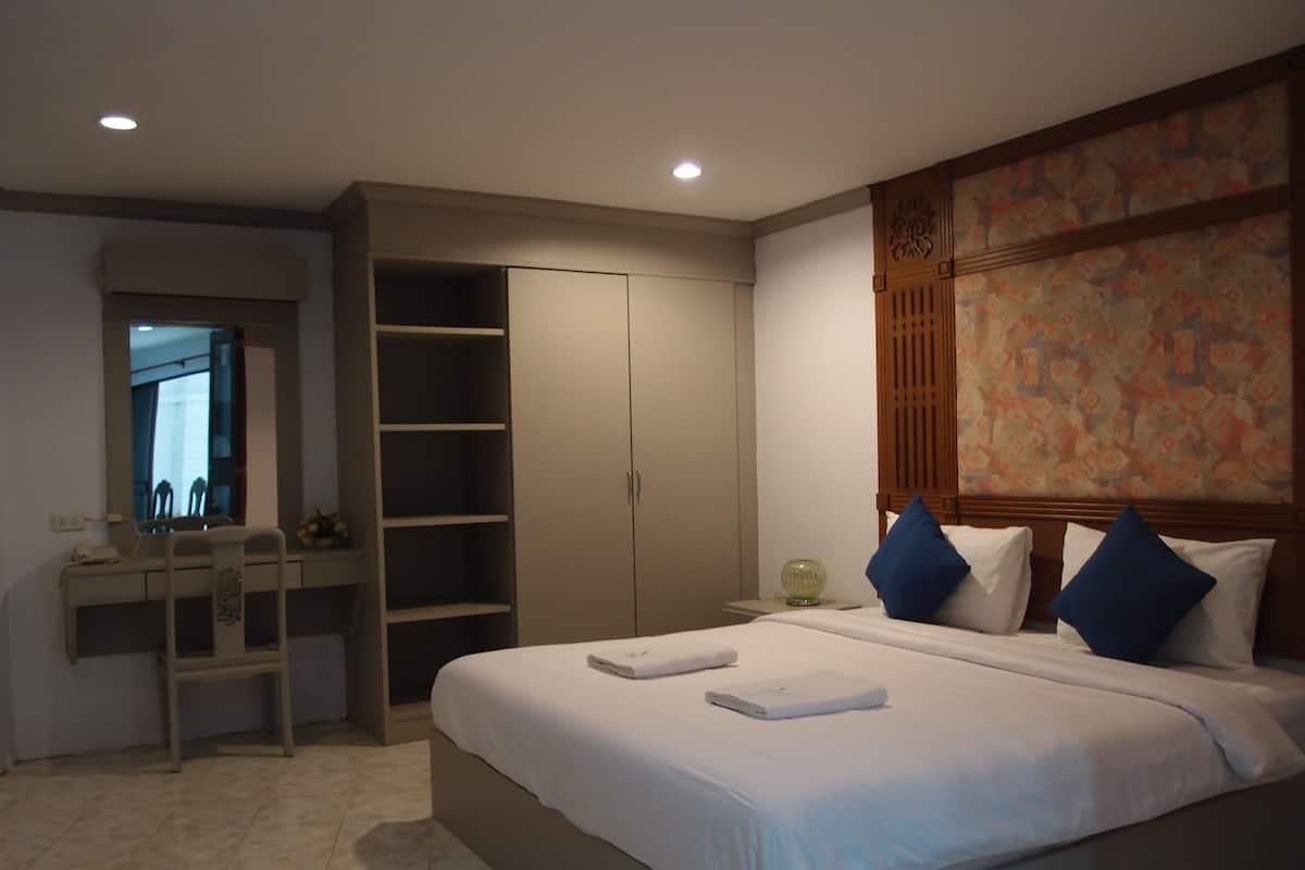 Premium bedding, desk, free WiFi, bed sheets