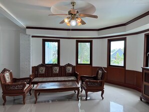 Family Suite | Living area | Flat-screen TV - Blue Garden Resort Pattaya (Pattaya)