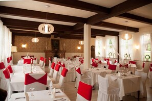 Breakfast, lunch and dinner served - Tranekær Slotskro (Tranekaer)