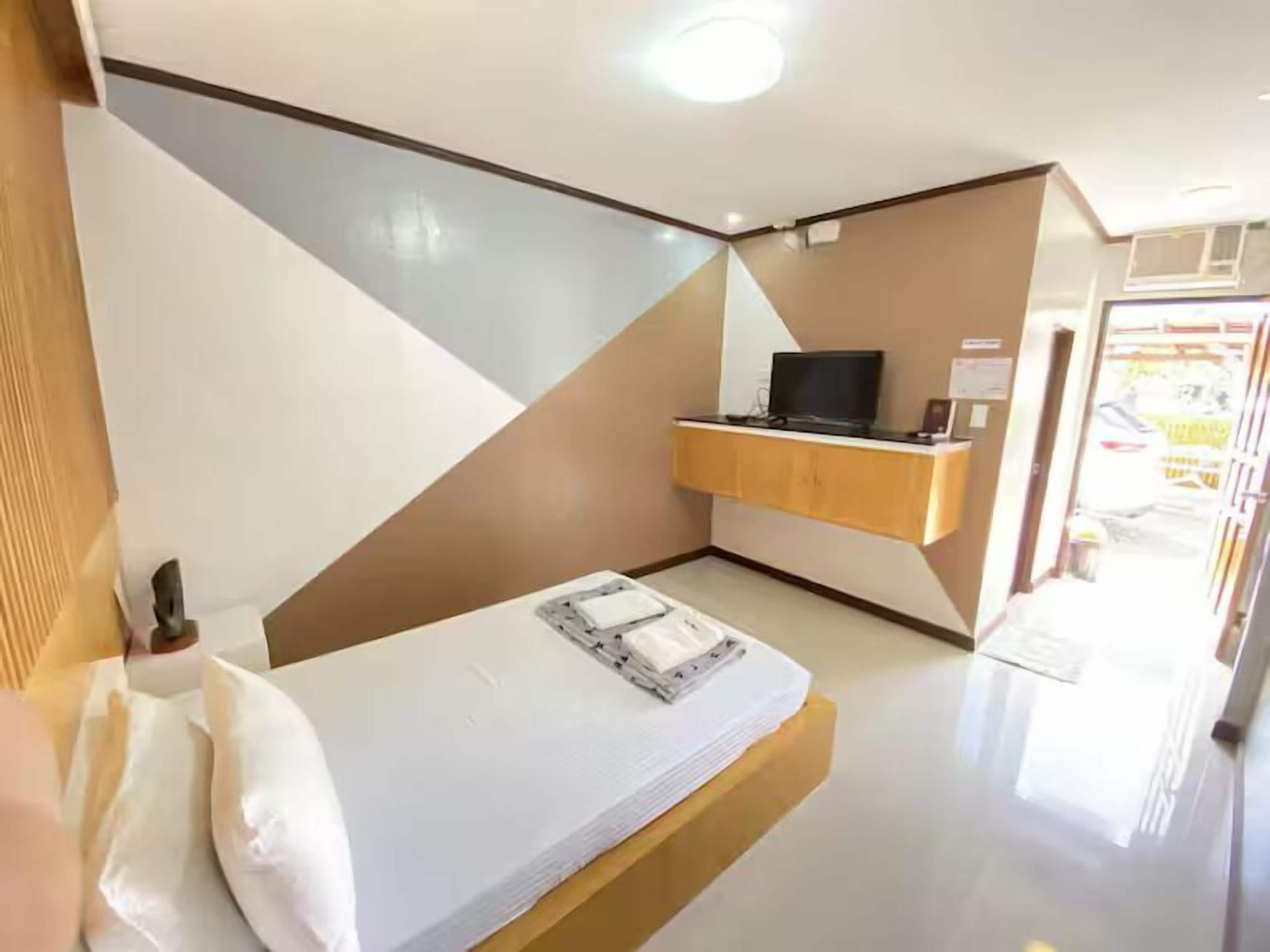 Family Room, Multiple Beds | Desk, iron/ironing board, free WiFi