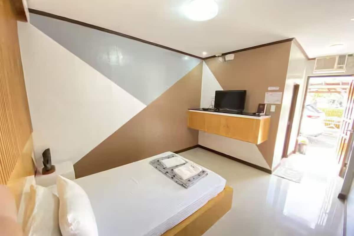 Escritorio, tabla de planchar con plancha y wifi gratis