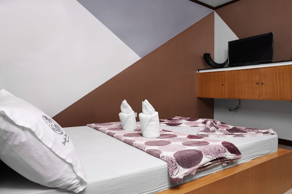 Standaard kamer, 1 tweepersoonsbed | Een bureau, een strijkplank/strijkijzer, gratis wifi