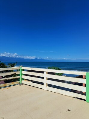 Rooftop terrace - Pacific Waves Inn (Baler)
