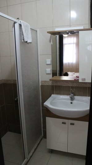Shower, free toiletries, hair dryer, slippers - Belis Hotel (Selçuk)