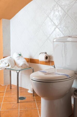 Suite estudio | Baño | Ducha, artículos de higiene personal gratuitos y secador de pelo