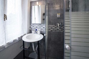 双人房 | 浴室 | 淋浴设施、吹风机、坐浴桶、毛巾