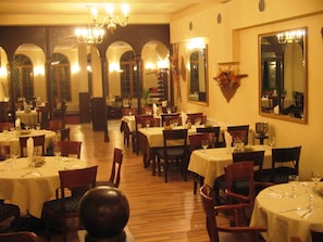 2 restaurants; breakfast, lunch, and dinner served - Chateau Hotel (Bansko)