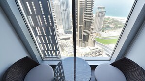 Unclassified image, 3 of 33, button - KOH - Cayan Tower (Dubai)
